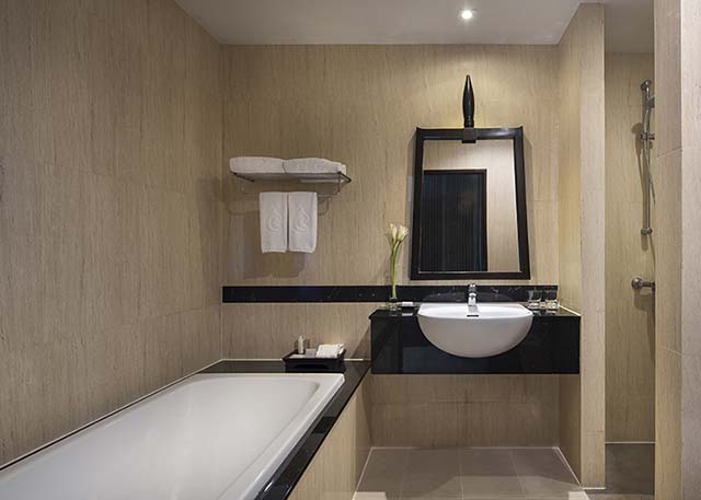 Deluxe Room Bathroom 