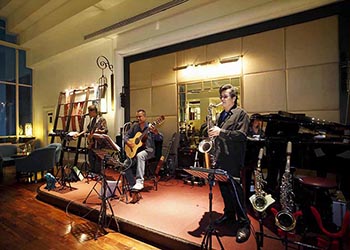 skylight lounge live band