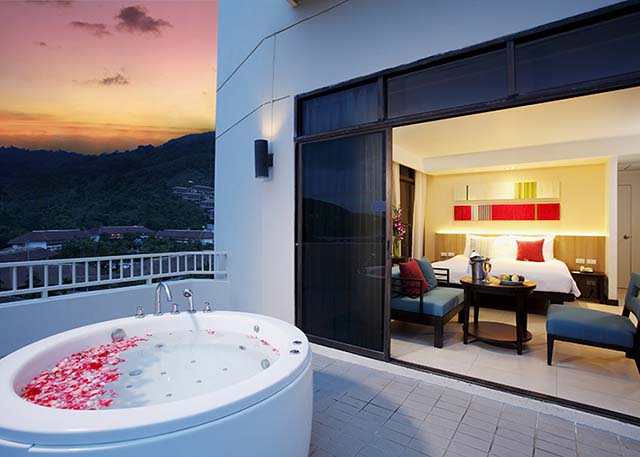 Deluxe Honeymoon SPA Suite at The Terraces