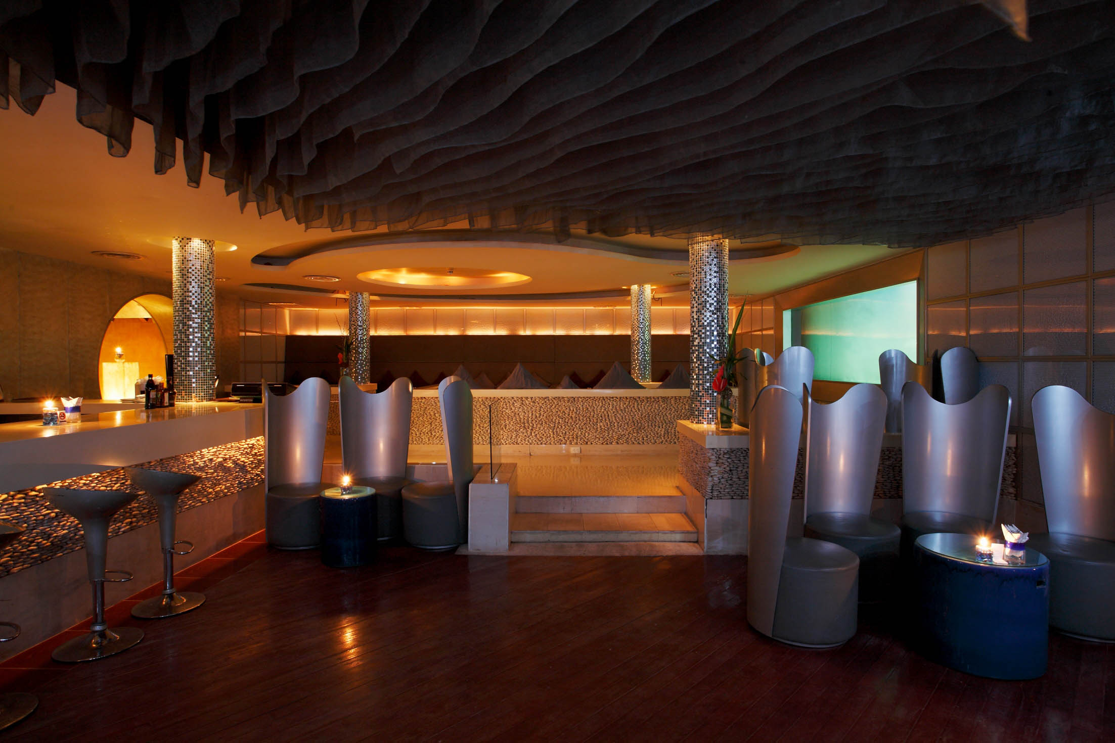 Deep Blu Bar & Lounge